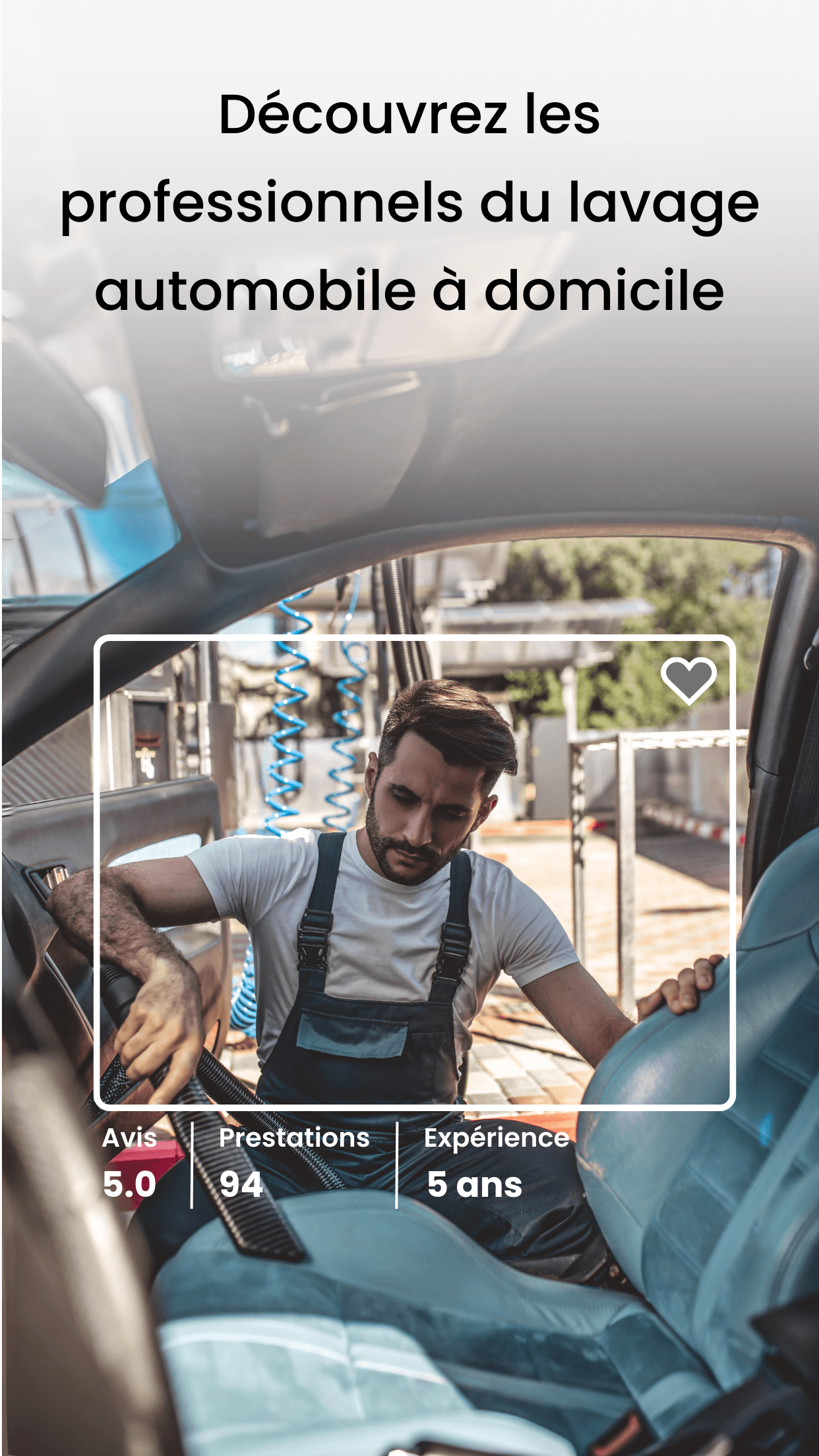 Découvrez les professionnels du lavage automobile, illustré par un professionnel au travail.